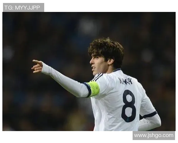 足球巨星卡卡展现书法才华与艺术魅力的精彩瞬间